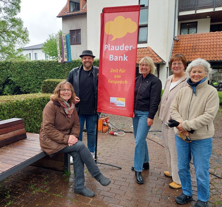Herr Lemmen und vier Damen sind zu sehen.
