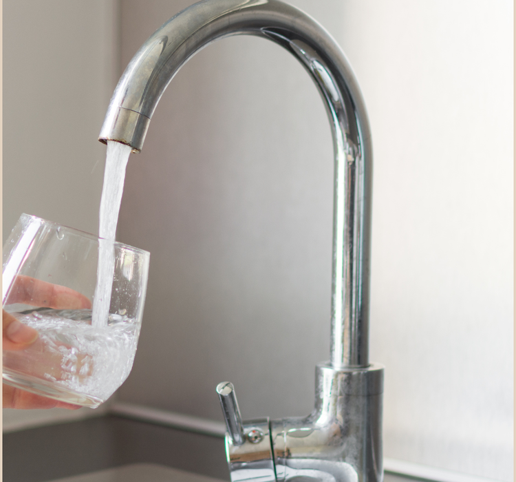 Wasserhahn mit Glas Wasserhahn mit Glas